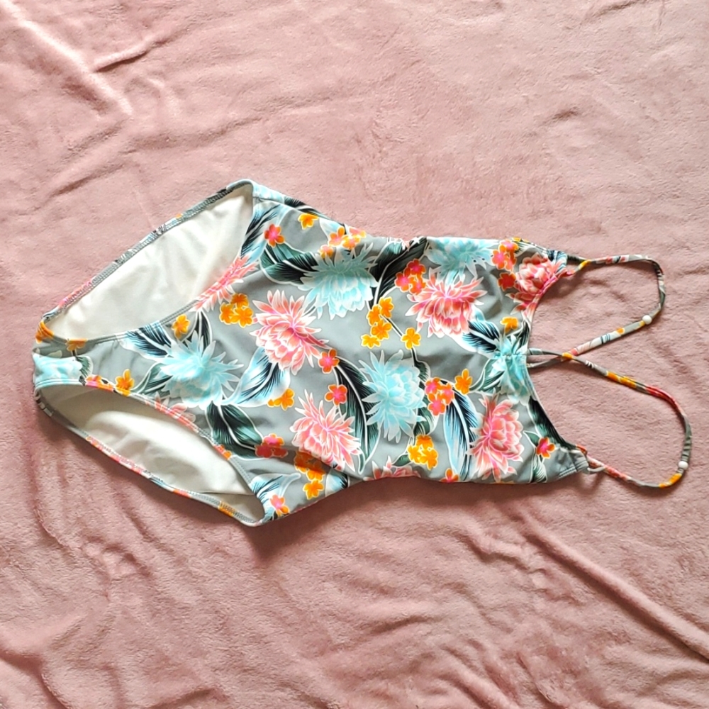 One piece bathing suit. Size: M